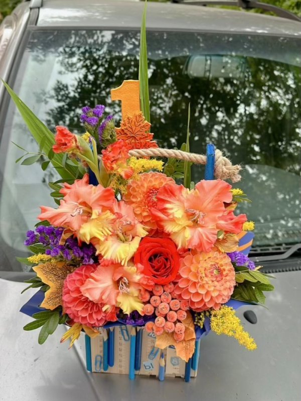 Композициия 1 сентября (1с12) из 1 Сентября - Интернет магазин цветов ЭДЕМ в Хабаровске